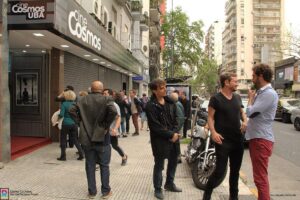 actores argentinos en la puerta del Cine Cosmos de la Universidad de Buenos Aires (UBA)