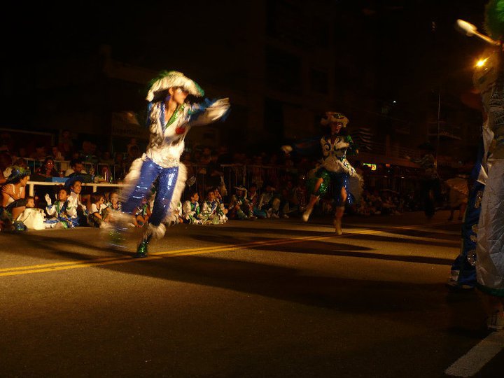 La murga Resaca Murguera en pleno carnaval.