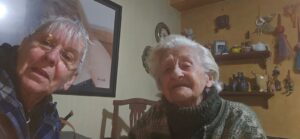 Vecina de 90 años vendiendo en la calle