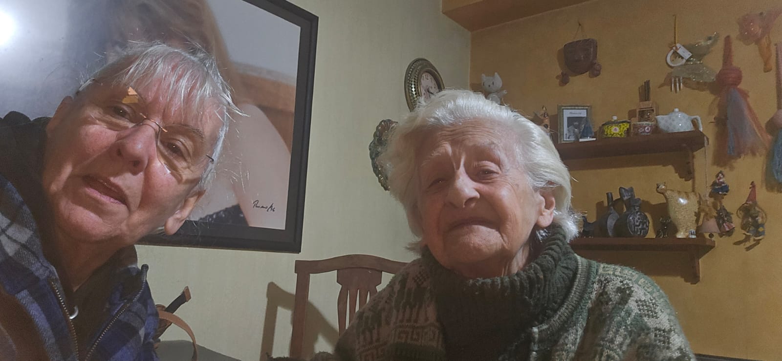 Vecina de 90 años vendiendo en la calle