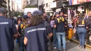 Operativo contra migrantes en Once