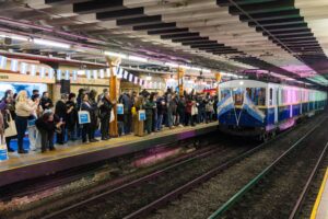Paseo histórico en la línea A del subte de Buenos Aires por el día de la bandera.