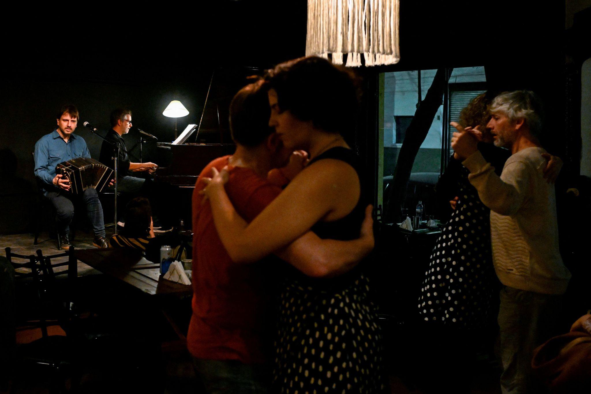 ARGENTINA-DANCE-MUSIC-TANGO-ECONOMY-MILONGAS