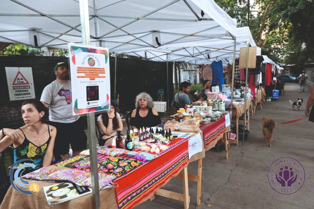 Productos de la economía popular en el barrio de Balvanera, Ciudad de Buenos Aires.